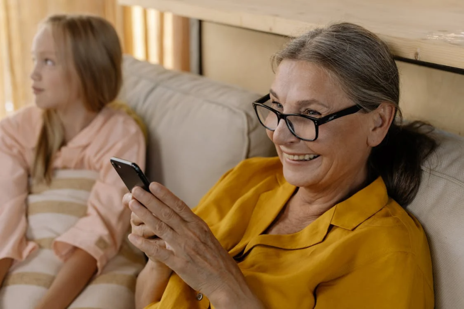 Mobile Medical Alert Systems: Safety on the Go for Elders 4