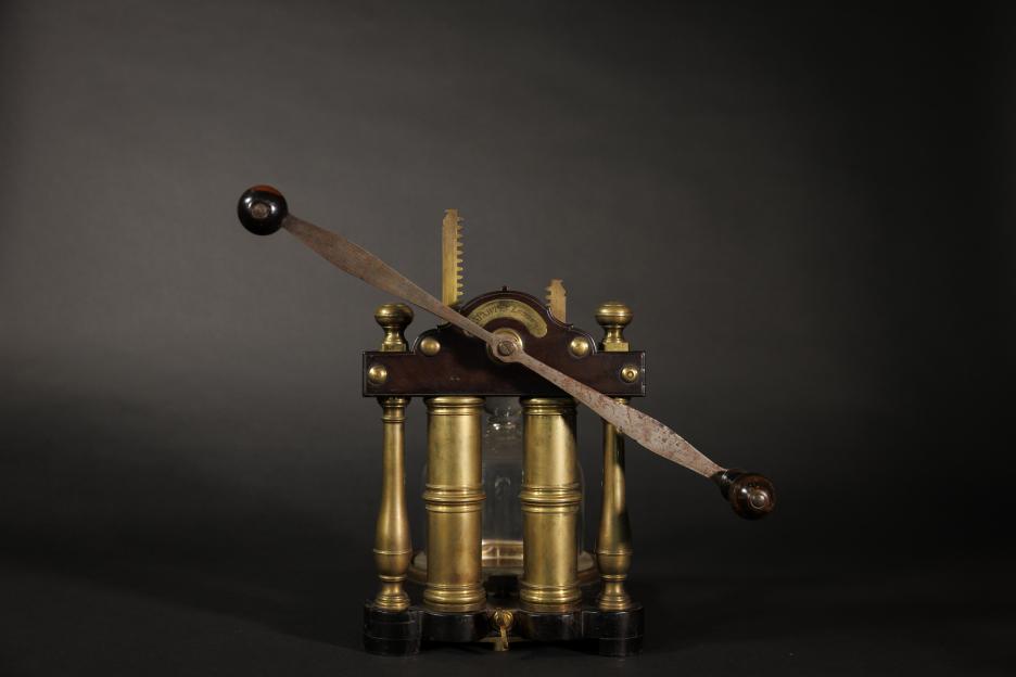 A photo of a double-barreled air pump from 1770