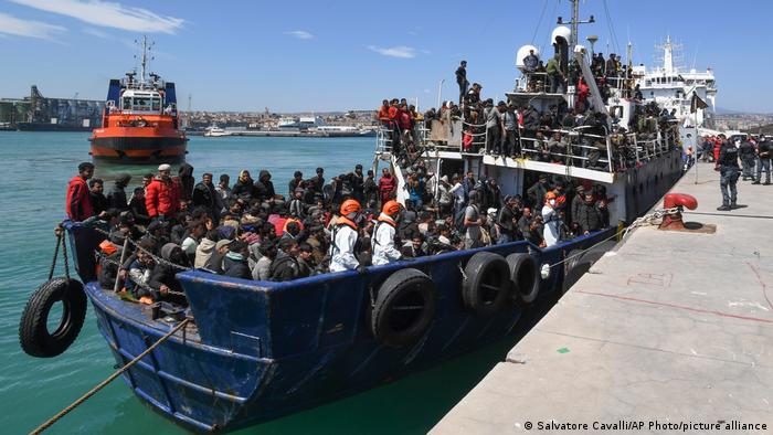 Hundreds of migrants have arrived in Italy again