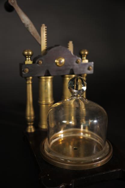 A photo of a double-barreled air pump from 1770